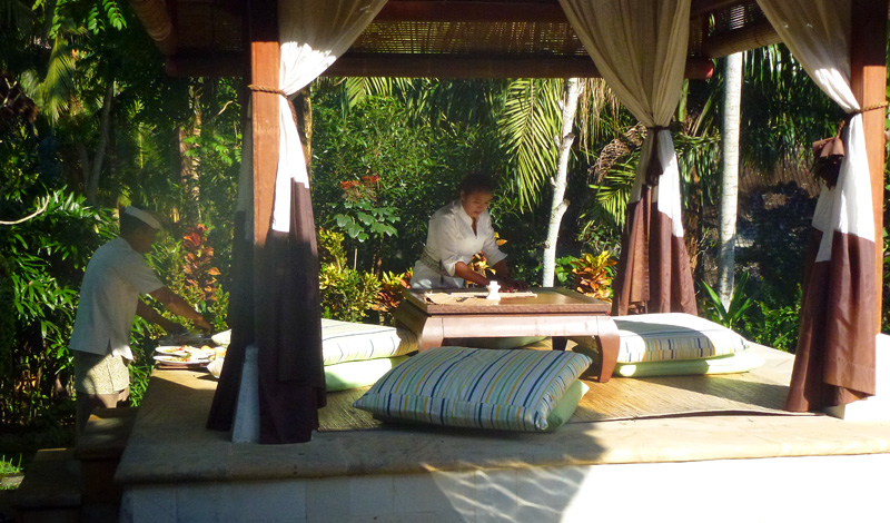 Personalen serverar frukost på Arma Resort Hotel, Ubud