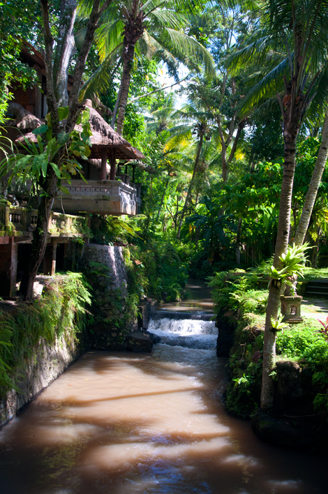 Ett litet vattenfall på Arma Resort Hotel, Ubud