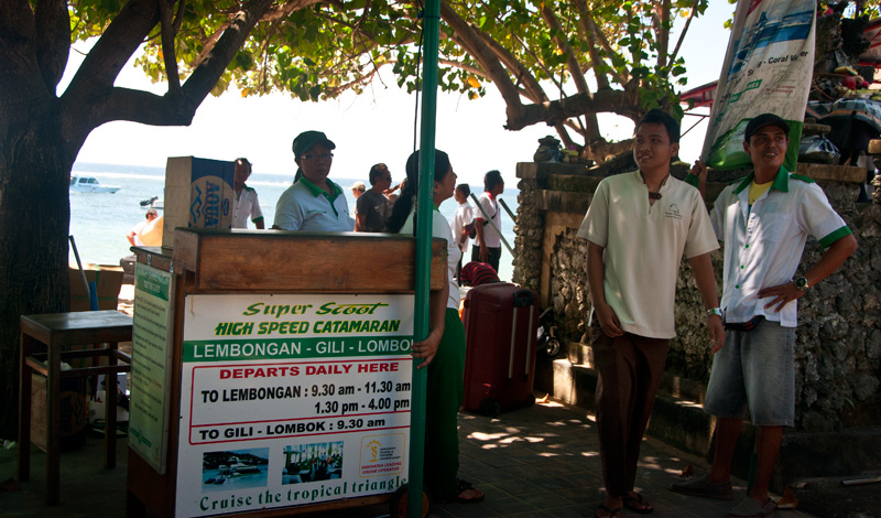 Inchecknings disk på Sanur strand för Scoot färja till Nusa Lembongan