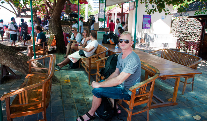 Lasse på Sanur strand i väntan på avfärd med Scoot färja till Nusa Lembongan