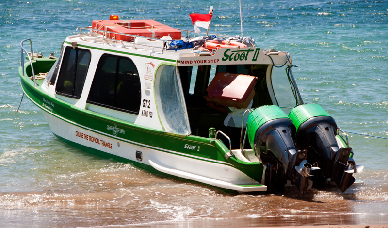 Den lilla Super Scoot färjan vid Sanur strand
