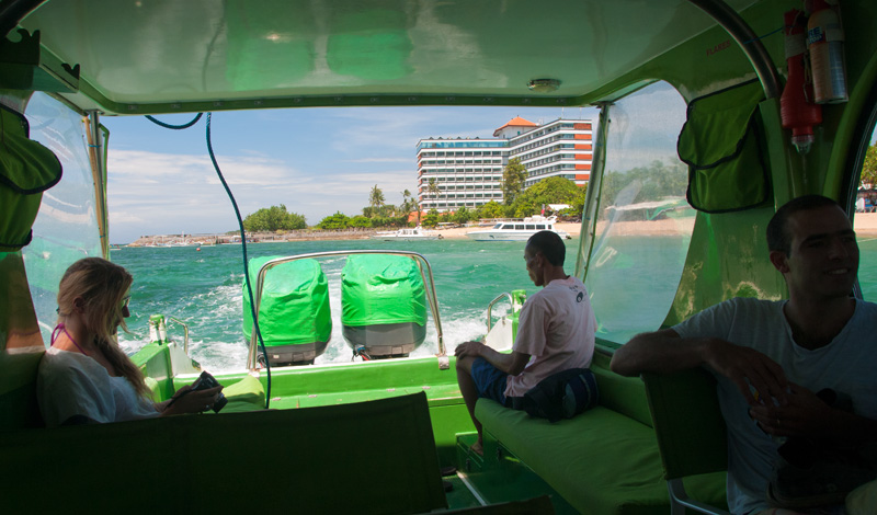 Super Scoot färjan lämnar Sanur strand på väg mot Nusa Lembongan