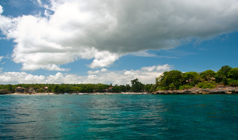 Scoot färjan frän Sanur närmar sig Nusa Lembongan