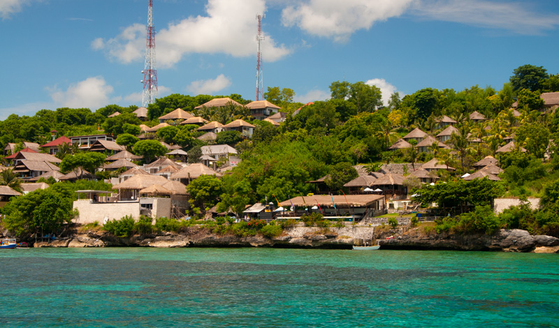 Scoot färjan frän Sanur närmar sig staden längs Nusa Lembongan västkust