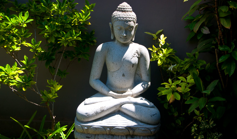 Buddha staty i trädgården till vår villa, Indiana Kenanga Lembongan