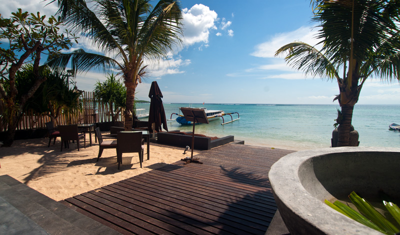 Utsikt över stranden från bordet på Indiana Kenanga Restaurant Nusa Lembongan
