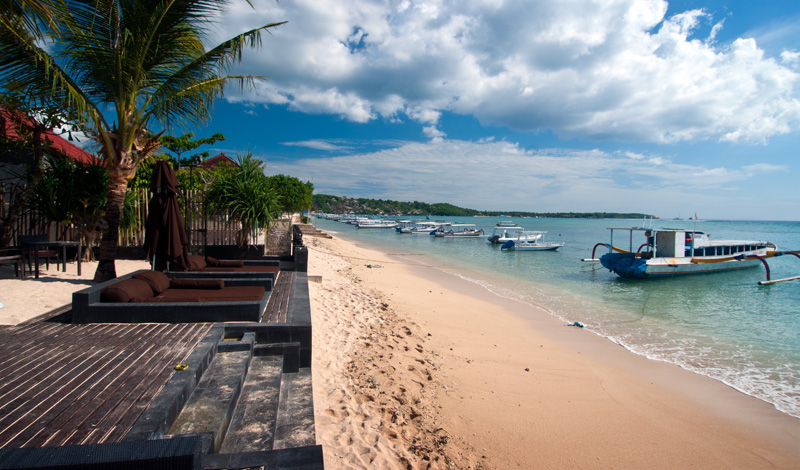 Båtar längs stranden vid Indiana Kenanga Lembongan