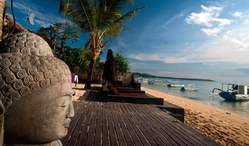 Buddah på Indiana Kenanga Villas längs stranden på Lembongan