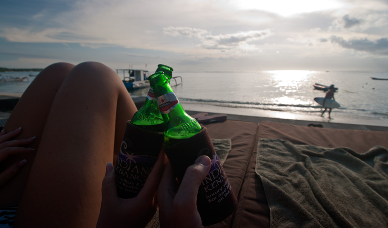 En öl vid solnedgång på Indiana Kenanga Villas Lembongan