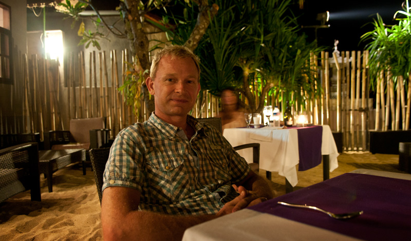 Lars med fötterna i sanden på Restaurang Indiana Kenanga Villas Lembongan