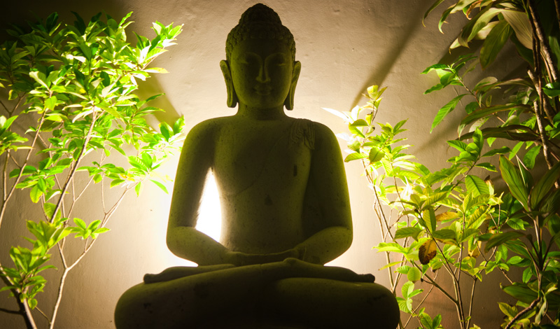 Upplyst Buddha i vår trädgård Indiana Kenanga Villas Lembongan