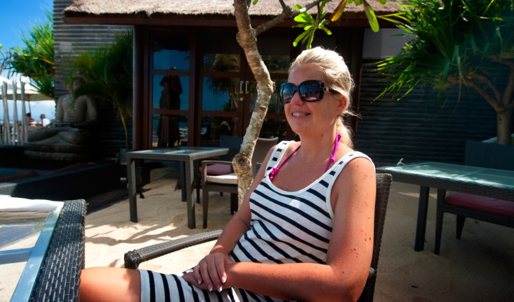Anki njuter av morgonsolen på terassen till serveringen på Indiana Kenanga Villas, Lembongan