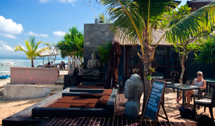 Terass vid stranden på Indiana Kenanga Villas, Lembongan