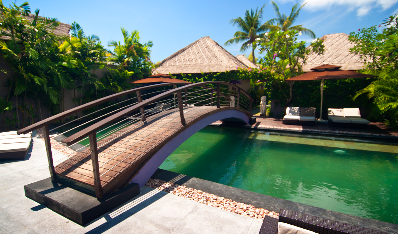 Bro över poolen på Indiana Kenanga Villas, Lembongan, Bali