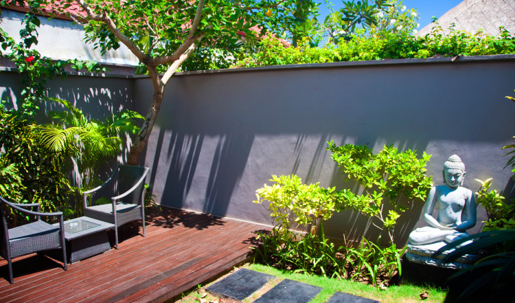 Trädgården till vår villa på Indiana Kenanga Villas, Lembongan, Bali