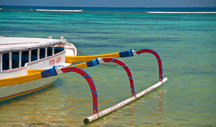 Balinesisk båt vid stranden utanför Indiana Kenanga Villas, Nusa Lembongan, Bali