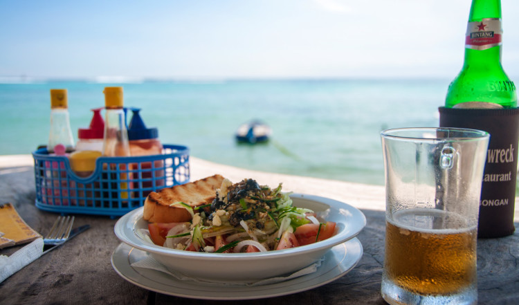 Sallad på Agus Shipwreck Bar & Restaurant, Nusa Lembongan, Bali