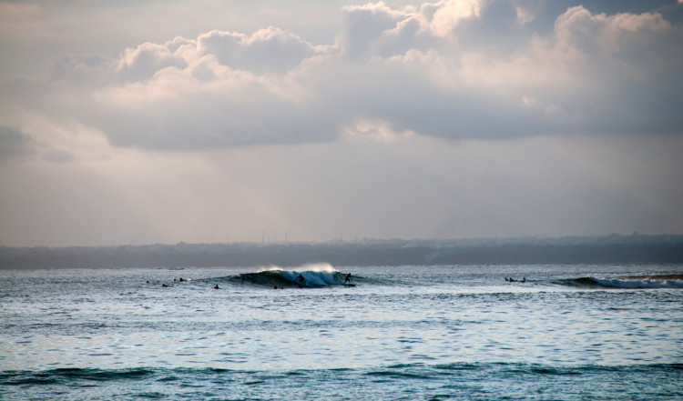 Surfare leker i vågorna, Nusa Lembongan, Bali