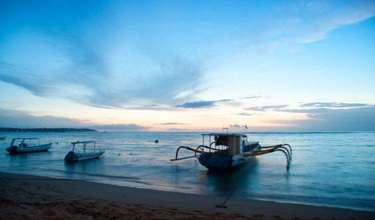 Kvällsljus över stranden och Indiana Kenanga Villas, Nusa Lembongan, Bali
