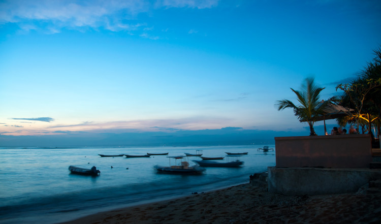 Kvällsljus över stranden och Indiana Kenanga Villas, Nusa Lembongan, Bali