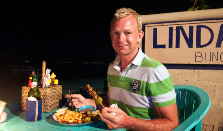 Lars under kvällens middag på serveringen till Linda's Bungalows
