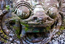 Stenstaty av demon vid Puri Saren Agung, Ubud Bali