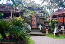 Grönska bland byggnader i Puri Saren Agung, Ubud Bali
