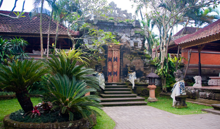 Grönska bland byggnader i Puri Saren Agung, Ubud Bali Grönska bland byggnader i Puri Saren Agung, Ubud Bali