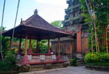 Byggnad och portal i Puri Saren Agung, Ubud Bali