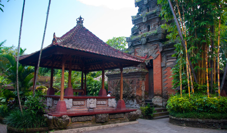 Byggnad och portal i Puri Saren Agung, Ubud Bali Byggnad och portal i Puri Saren Agung, Ubud Bali