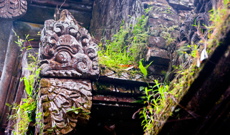 Gräs på dekorationer i Puri Saren Agung, Ubud Bali Gräs på dekorationer i Puri Saren Agung, Ubud Bali