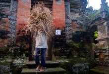 Man arbetar vid Puri Saren Agung, det kungliga palatset i Ubud Bali