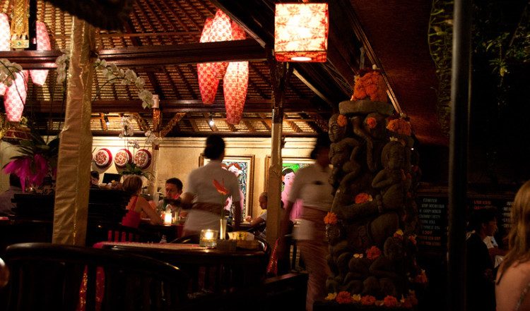 Gäster och personal på Ibu Rai Bar and Restaurant, Ubud Gäster och personal på Ibu Rai Bar and Restaurant, Ubud