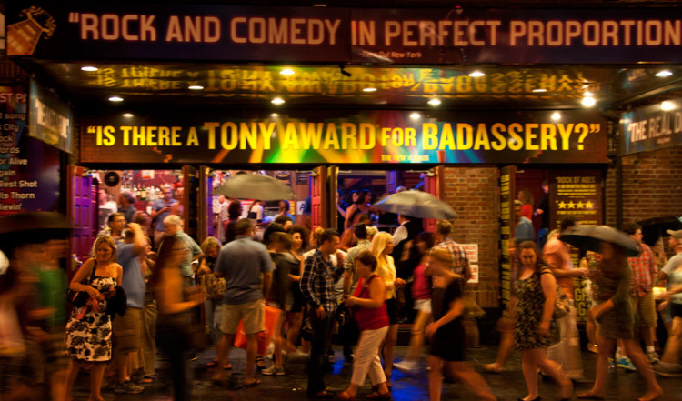Publiken lämnar Rock of Ages och Helen Hayes Theater, New York