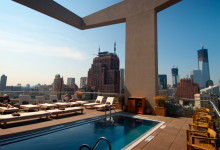 Poolområde på taket till the James i SoHo New York