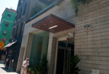 Entré till The James Hotel längs Grand Street SoHo, New York