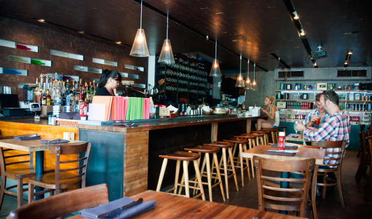 Bord och bar på Sanctuary T i SoHo, New York