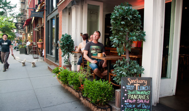 Lasse i fönstret till Sanctuary T i SoHo, New York