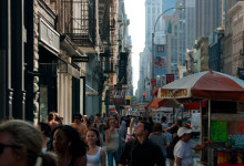 Livlig shopping längs Broadway, SoHo New York