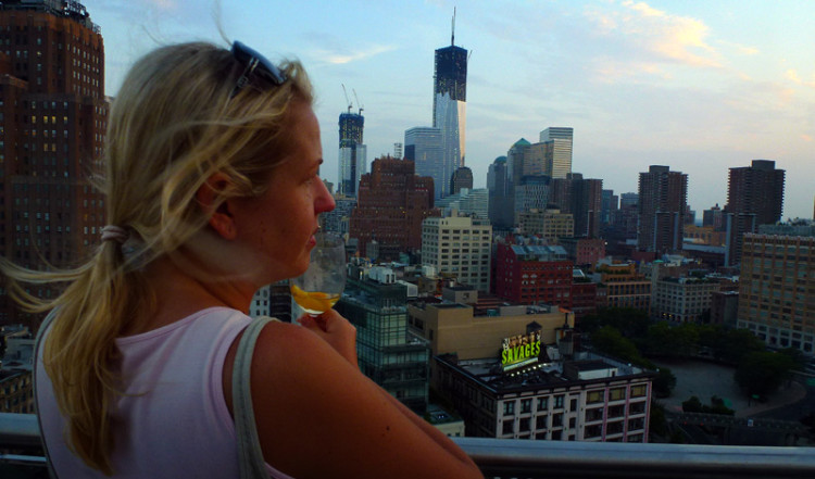 Anki blickar ut över södra Manhattan från Jimmy, SoHo New York
