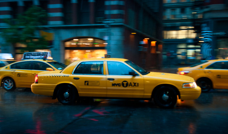 Störtskur längs gata i Nolitan, New York