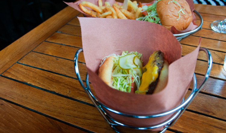 Hamburgare på SoHo Park Restaurant, New York