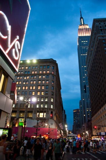 Kväll vid Macys och Empire State Building, New York