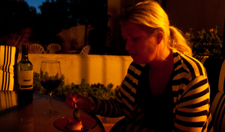 Anki med flan till efterrätt, i trädgården i Monte Viñas Anki med flan till efterrätt, i trädgården i Monte Viñas