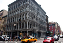 Korsningen Broadway och Broome i SoHo, New York