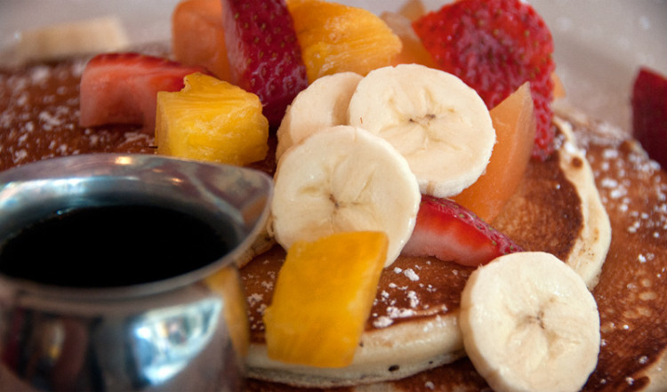 Frukost med pannkakor och frukt på Cornelia Street Café, West Village