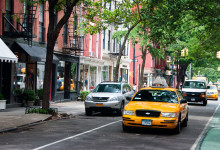Trafik längs Bleeker Street i West Village, New York City