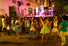 Dans till "Bahia Club" som står på scenen, Verbena de Santa Ana, Manilva
