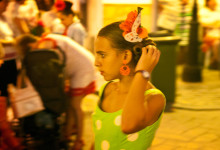 Många flamencoklänningar och vackra håruppsättningar, Verbena de Santa Ana, Manilva