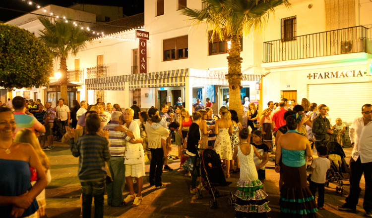 Dansen fortsätter till långt in på morgontimmarna, Verbena de Santa Ana, Manilva Dansen fortsätter till långt in på morgontimmarna, Verbena de Santa Ana, Manilva